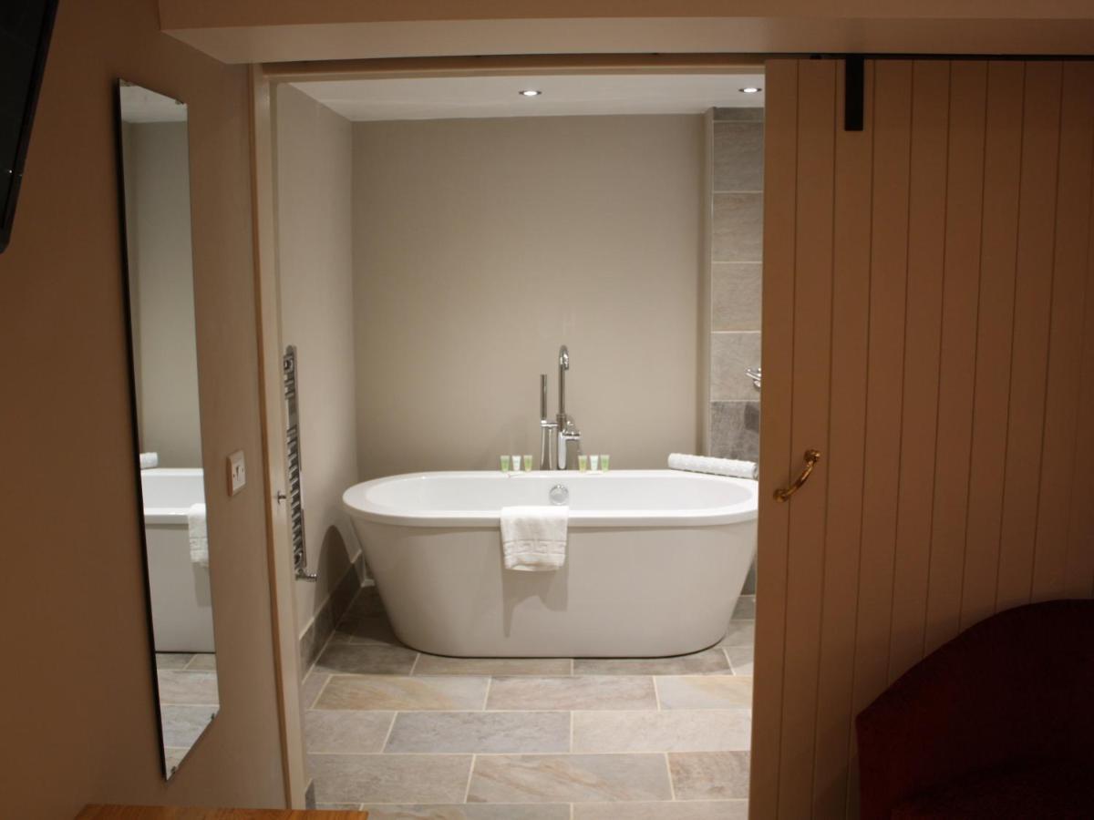 The Lion At West Pennard Hotel Екстериор снимка A freestanding bathtub