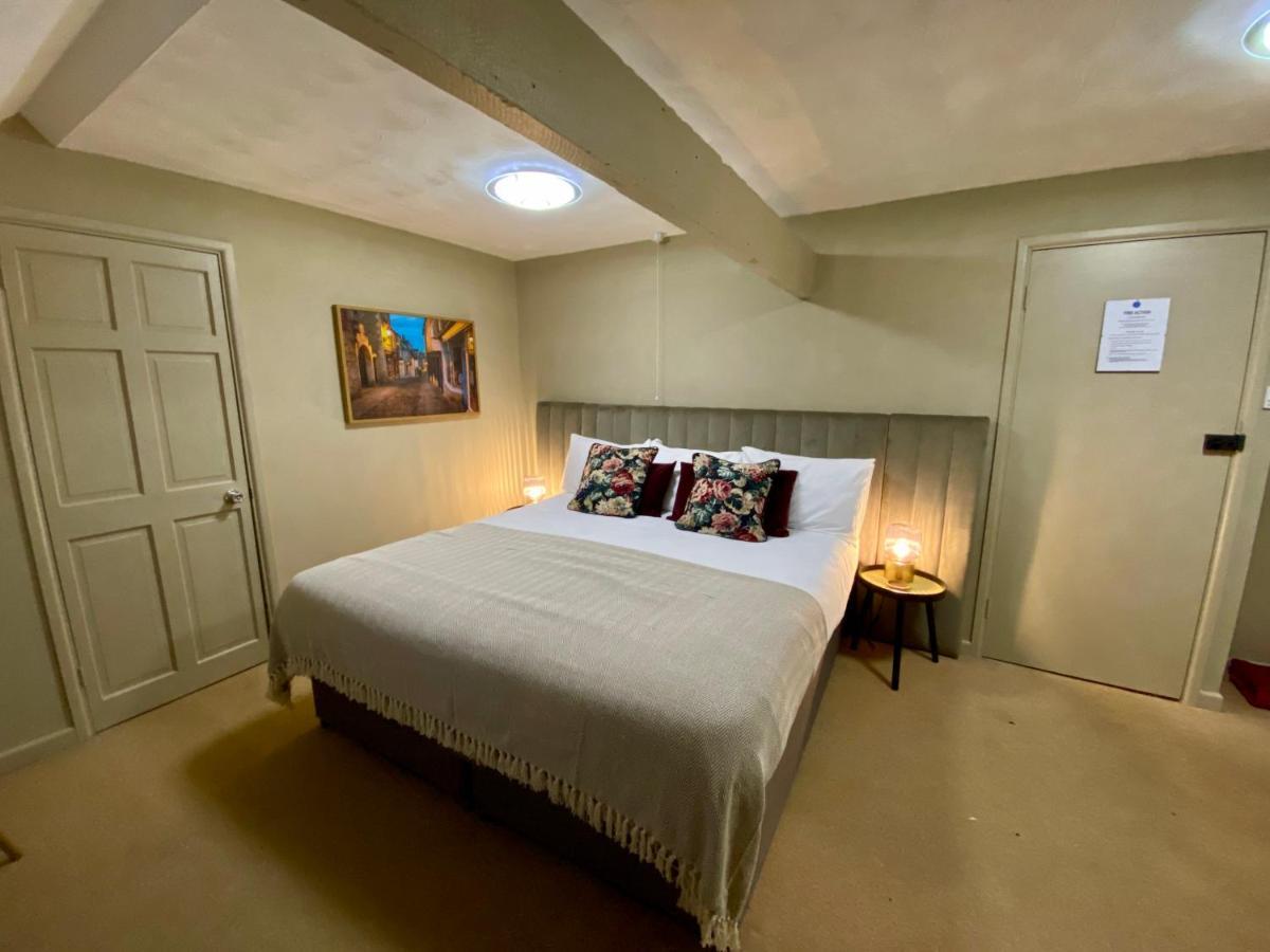 The Lion At West Pennard Hotel Екстериор снимка A bedroom at the hotel