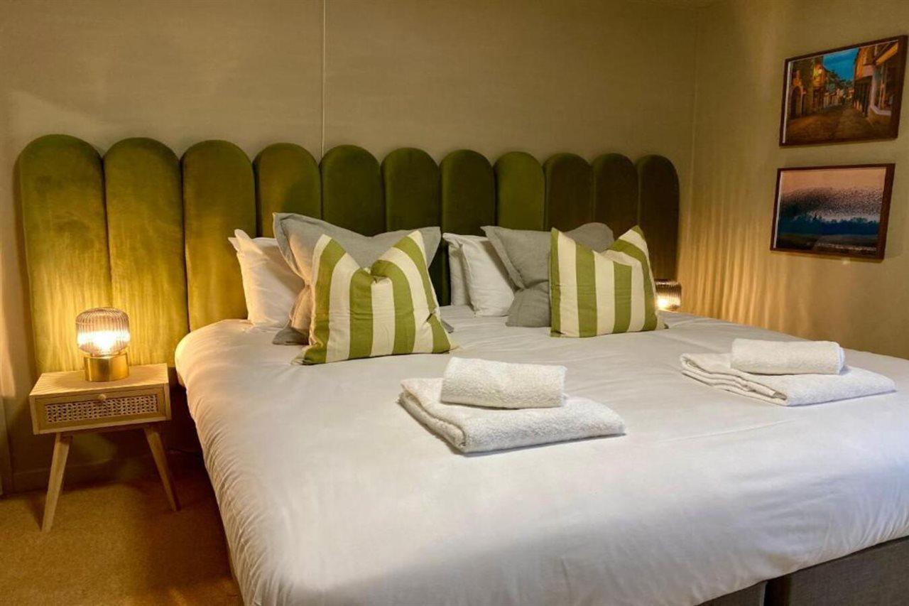 The Lion At West Pennard Hotel Екстериор снимка A bedroom at the hotel