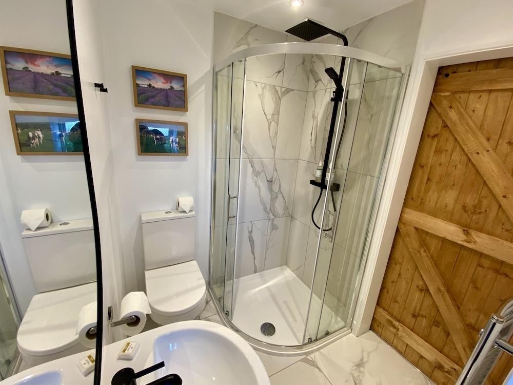 The Lion At West Pennard Hotel Екстериор снимка A shower cubicle