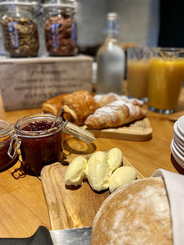 The Lion At West Pennard Hotel Екстериор снимка Croissants and butter at a breakfast buffet