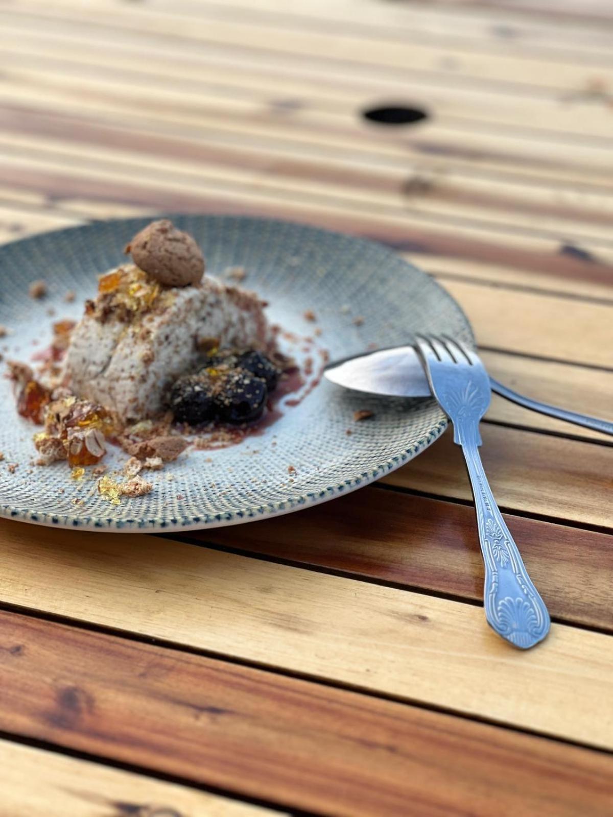 The Lion At West Pennard Hotel Екстериор снимка A plate of the dessert