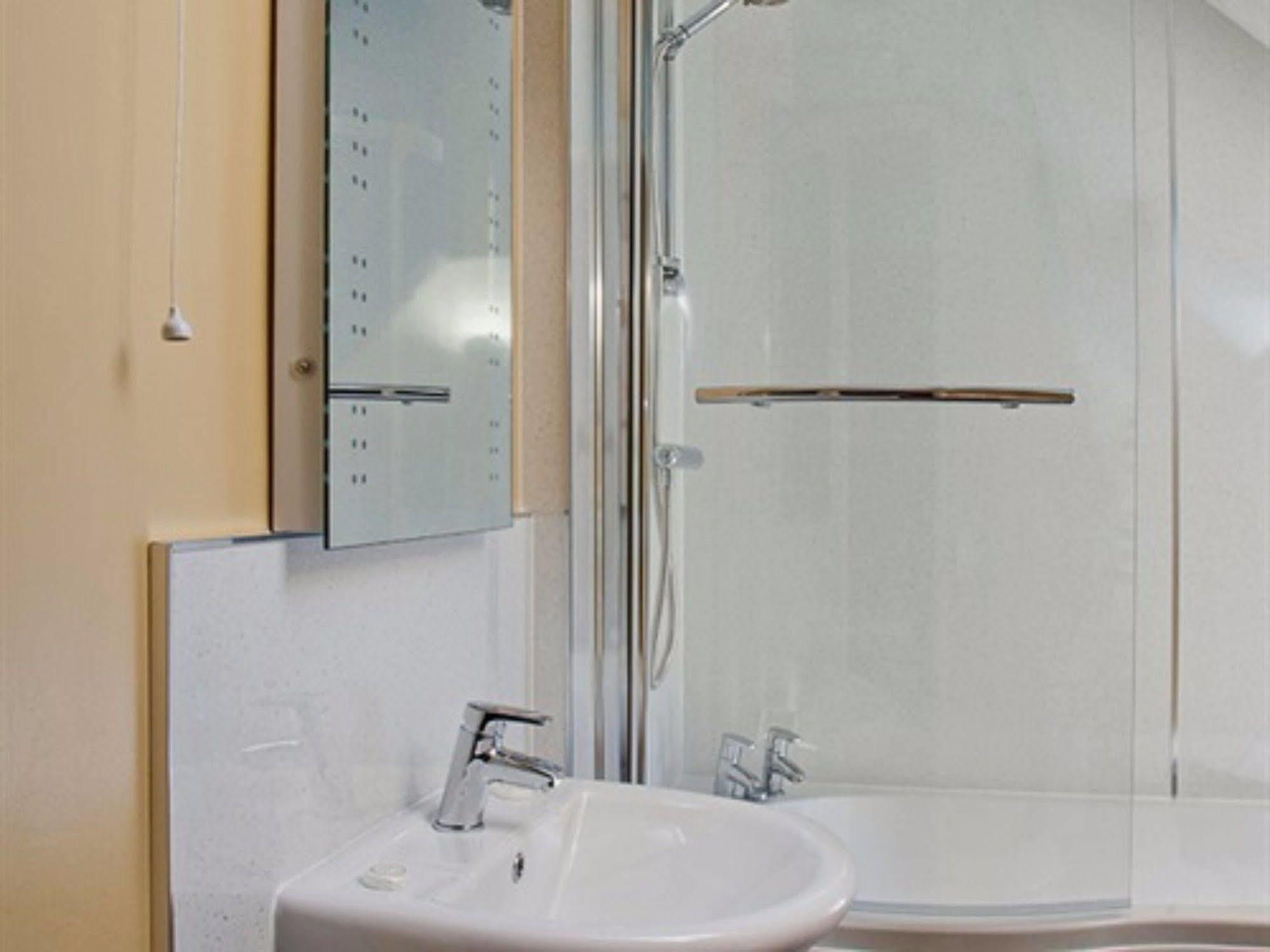 The Lion At West Pennard Hotel Екстериор снимка A shower bath