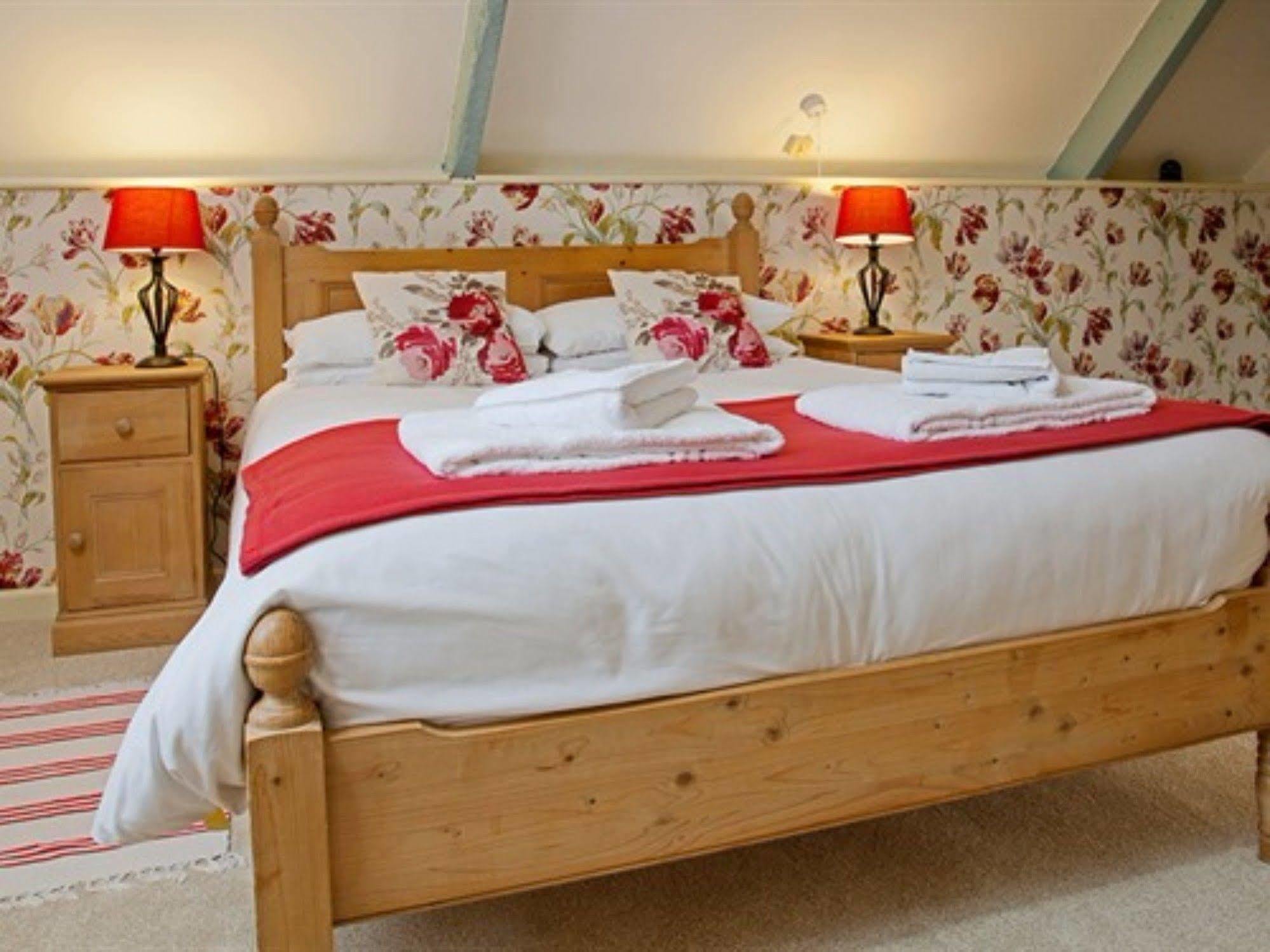 The Lion At West Pennard Hotel Екстериор снимка The Rose Room