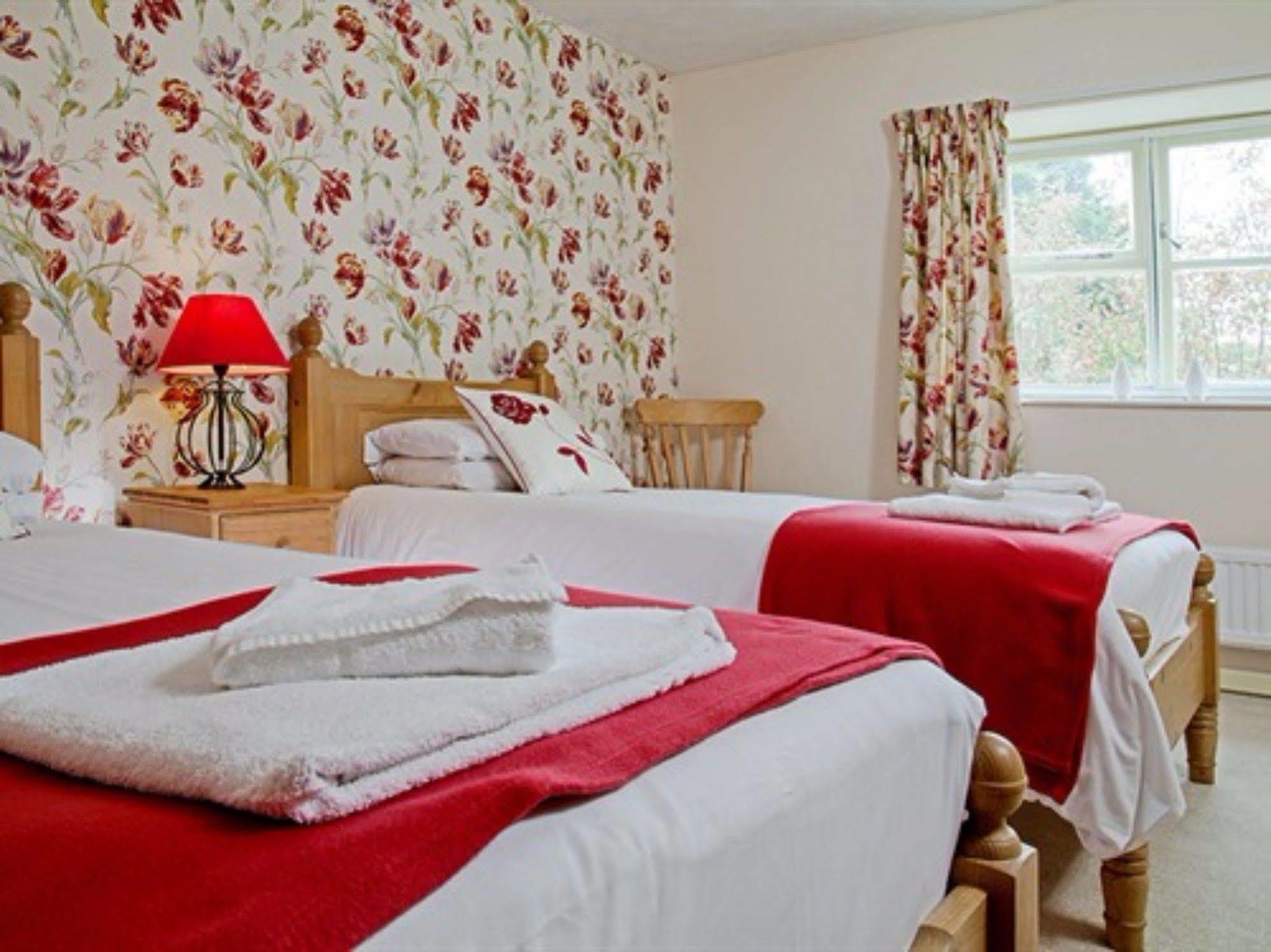 The Lion At West Pennard Hotel Екстериор снимка A typical bedroom at the hotel