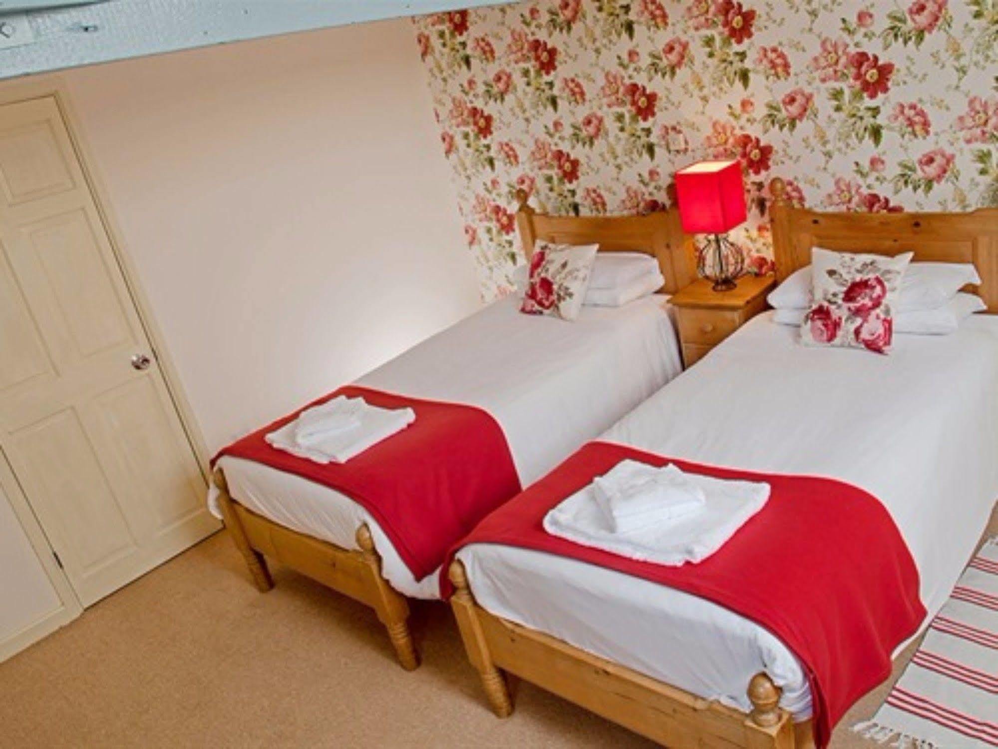 The Lion At West Pennard Hotel Екстериор снимка A typical bedroom at the hotel