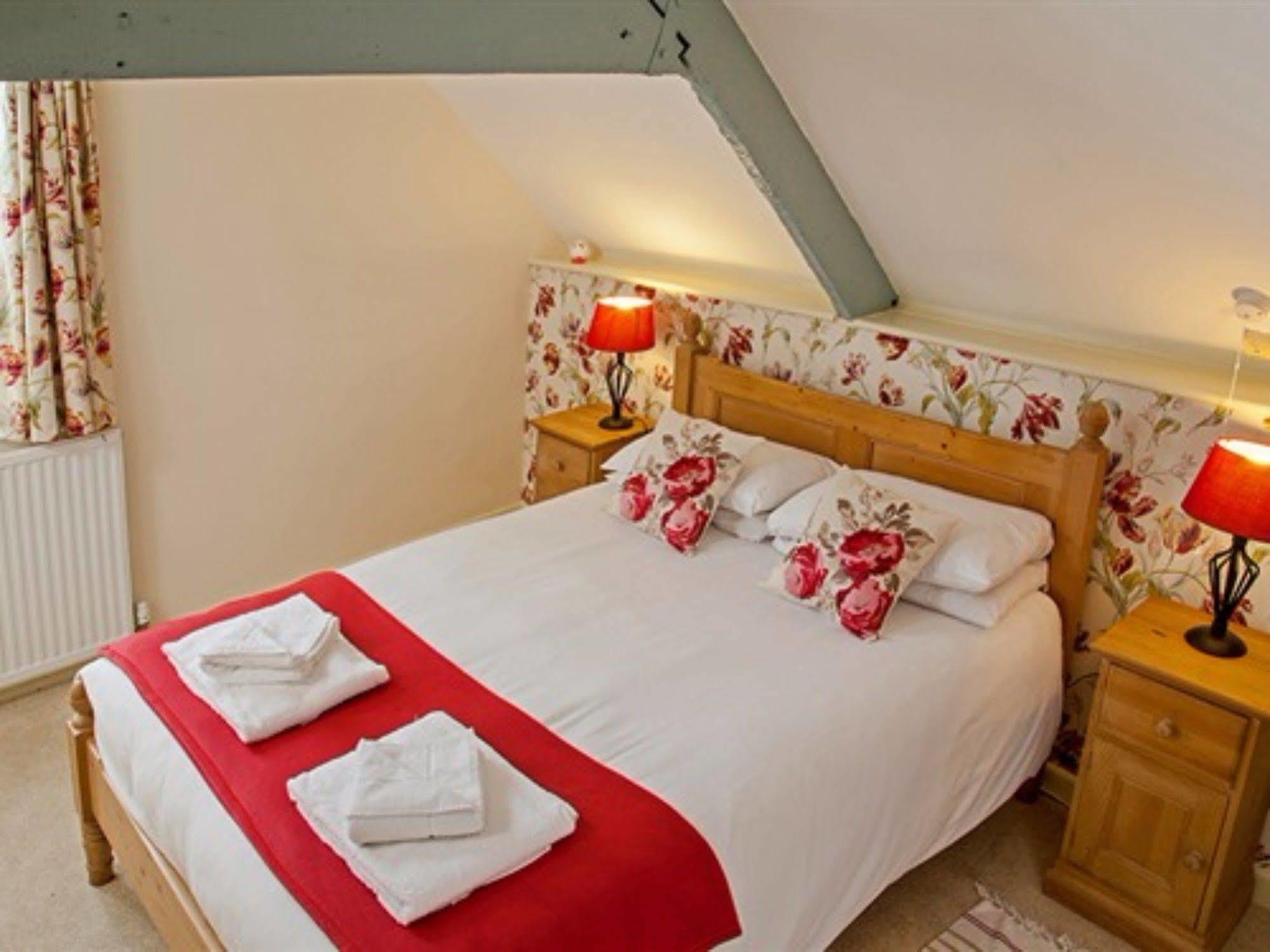 The Lion At West Pennard Hotel Екстериор снимка The Rose Room
